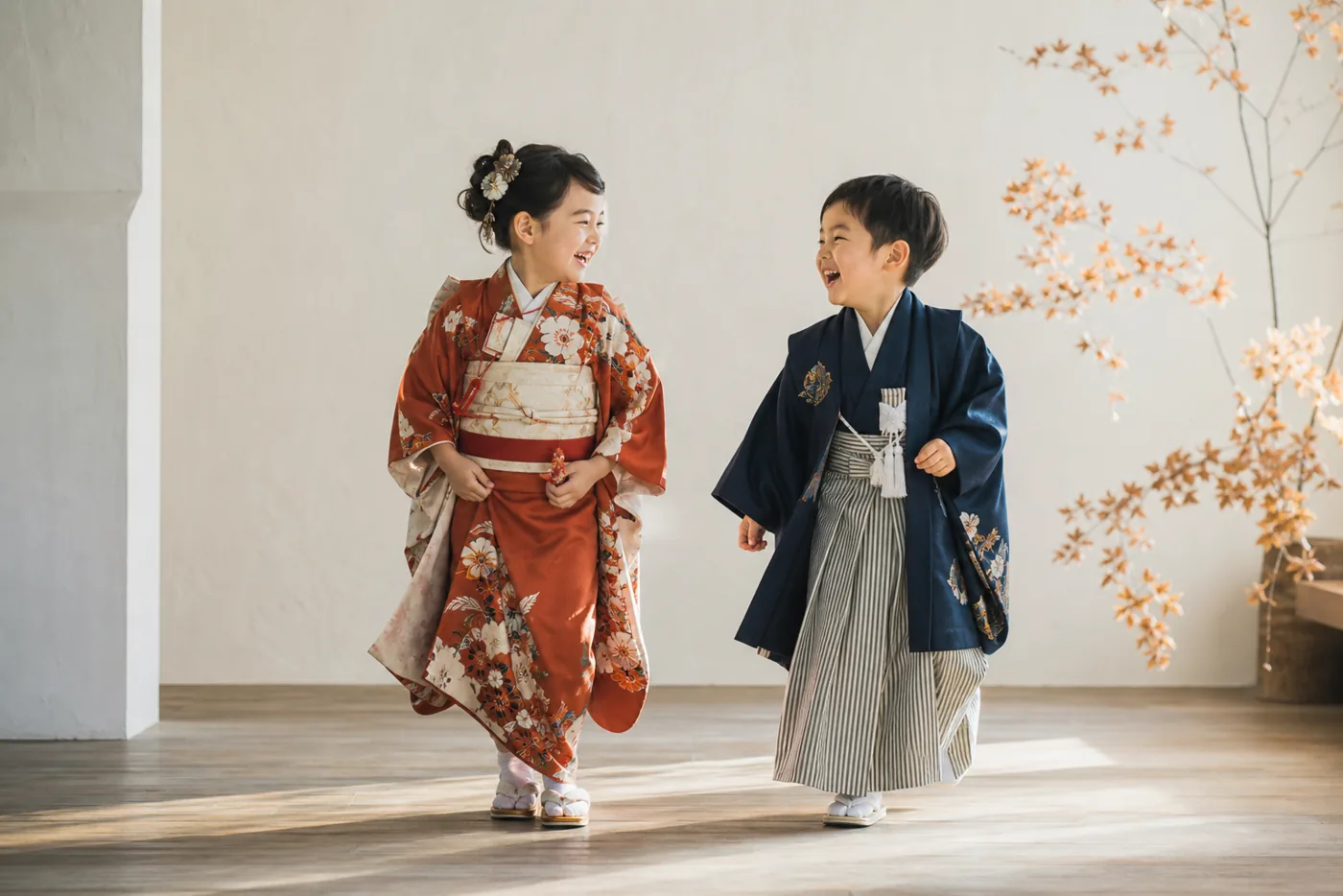 和装で向き合い自然に笑い合う姉弟のイメージ